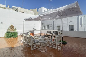 Outdoor dining - Holiday Home 'Mudarra Conil' with Private Terrace, Wi-Fi and Air Conditioning (Conil de la Frontera)
