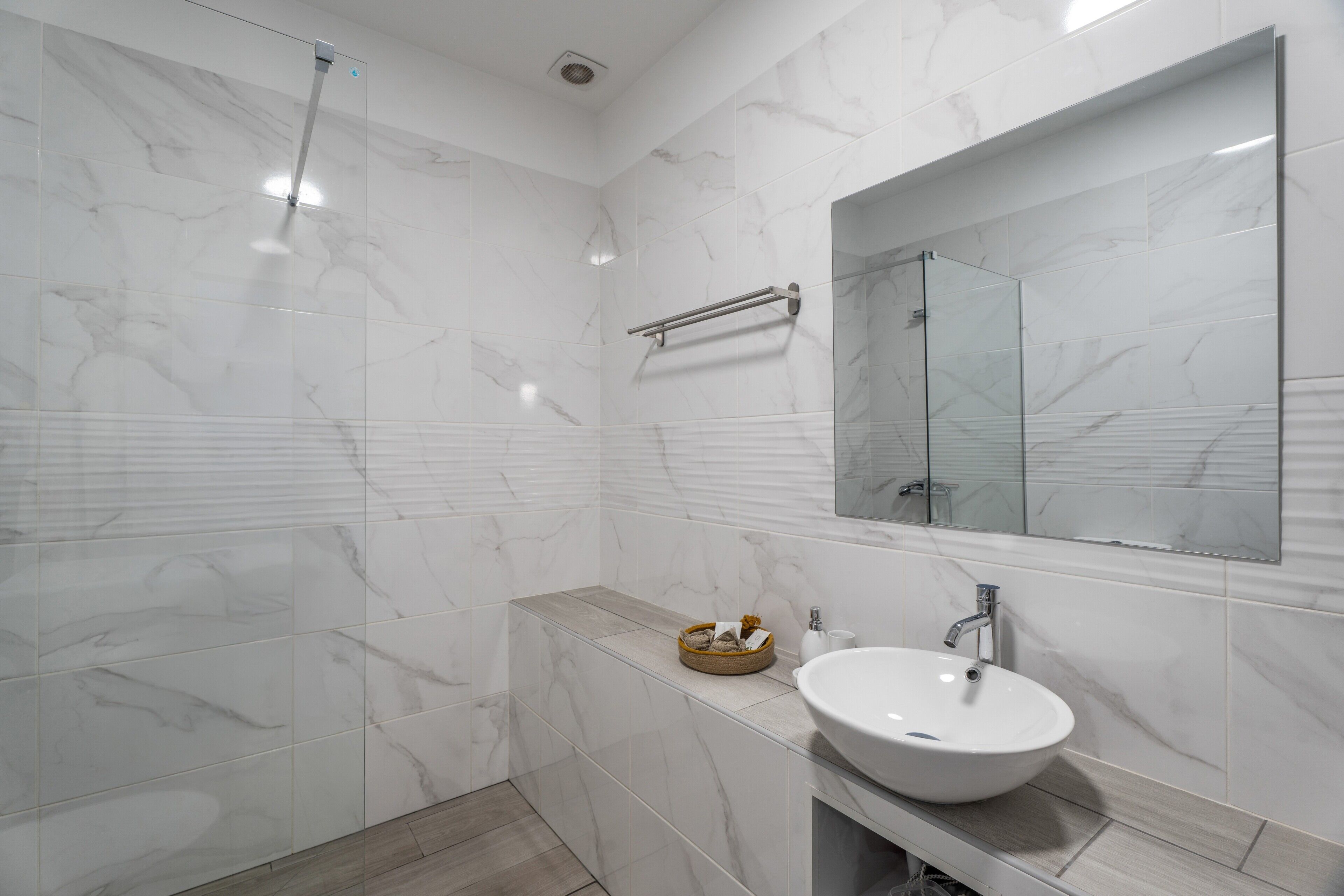 Een douche, een haardroger, handdoeken
