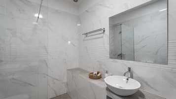 Een douche, een haardroger, handdoeken