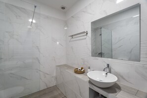 Douche, séchoir à cheveux, serviettes fournies