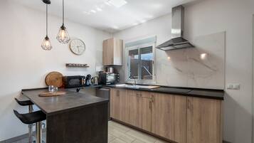 Frigorífico, microondas, horno y placa de cocina