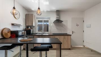 冰箱、微波炉、烤箱、炉灶