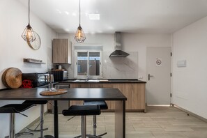 Kühlschrank, Mikrowelle, Ofen, Herdplatte