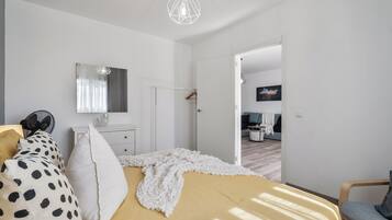 Tabla de planchar con plancha, wifi y ropa de cama