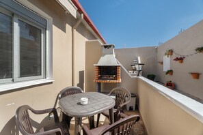 Outdoor dining - Vacation Apartment '3 Apartamentos Omanai Tenerife Sur' with Shared Garden and Wi-Fi (Las Galletas)