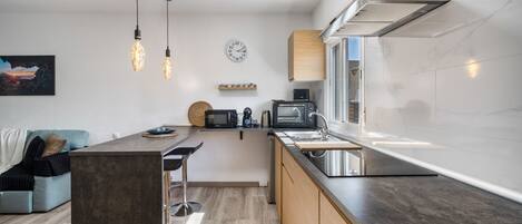 Kjøleskap, mikrobølgeovn, ovn og kokeplater