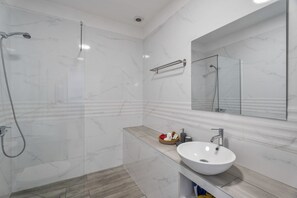 Shower, hair dryer, towels - Vacation Apartment '3 Apartamentos Omanai Tenerife Sur' with Shared Garden and Wi-Fi (Las Galletas)
