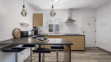 Jääkaappi, mikroaaltouuni, uuni, liesi