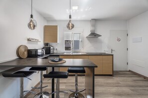 Fridge, microwave, oven, stovetop - Vacation Apartment '4 Apartamentos Omanai Tenerife Sur' with Private Terrace and Wi-Fi (Arona)