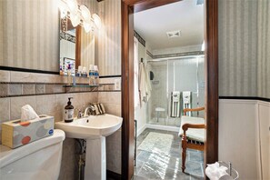 Yhden hengen deluxe-huone, näköala puutarhaan | Kylpyhuone | Suihku, ilmaiset hygieniatuotteet, hiustenkuivaaja, tohvelit