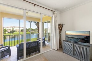 Smart TV - Peaceful 3BR Condo - Pond View + Pool + Elevator Near Golfing & Beaches (Palm Coast)