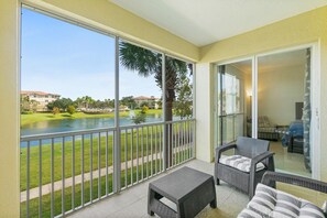 Property grounds - Peaceful 3BR Condo - Pond View + Pool + Elevator Near Golfing & Beaches (Palm Coast)