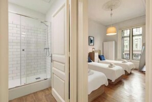 Hair dryer, bidet, towels, soap - Modernist Gem for Large Groups in Central Barcelona (Barcelona)