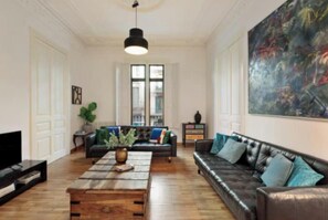 Smart TV - Modernist Gem for Large Groups in Central Barcelona (Barcelona)