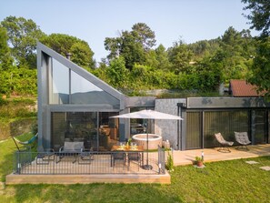 Outdoor dining - Chalet 'Casas De Bouro 3 Do Alecrim' with Private Sauna and Jacuzzi (Terras de Bouro)