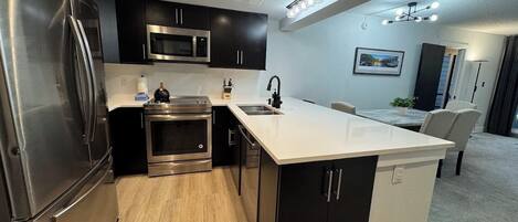 Een microgolfoven, een oven, een kookplaat, een vaatwasser