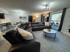 Living area - Ski-in/out, Dog-friendly, 2 bed/3 bath Spacious Condo in Center Village Copper (Frisco)