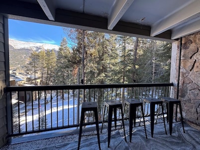 Ski-in/out, Dog-friendly, 2 bed/3 bath Spacious Condo in Center Village Copper