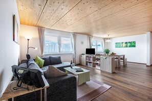 Tv, bordtennisbord, stereoanlæg