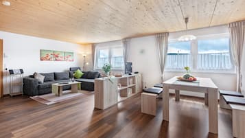 Tv, ett bordtennisbord och en stereo