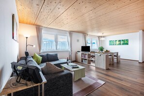 Fernseher, Tischtennisplatte, Stereoanlage