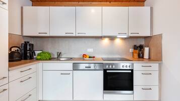 Fridge, oven, stovetop, dishwasher