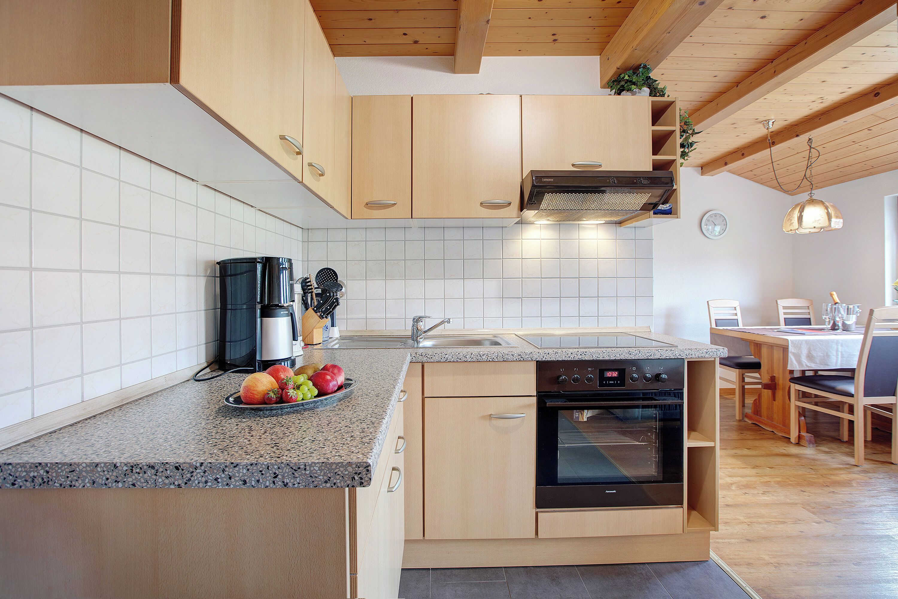 Réfrigérateur, four, plaque de cuisson, cafetière/bouilloire