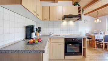 Fridge, oven, stovetop, coffee/tea maker