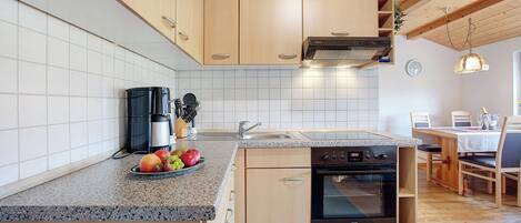 Kühlschrank, Ofen, Herdplatte, Wasserkocher mit Kaffee-/Teezubehör