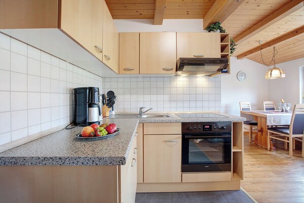 Fridge, oven, stovetop, coffee/tea maker