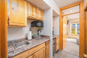 Kylskåp, mikrovågsugn, ugn och spishäll