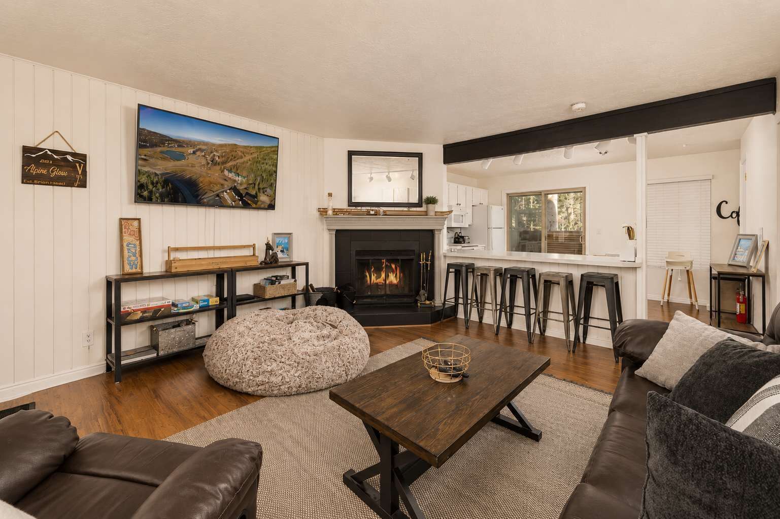 TV, fireplace