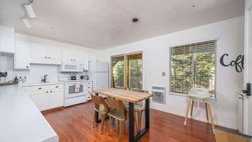 Fridge, microwave, stovetop, dishwasher