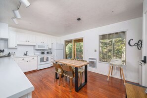 Fridge, microwave, stovetop, dishwasher - Ski-In/Ski-Out | Sleeps 10 | Cozy Fireplace (Brian Head)