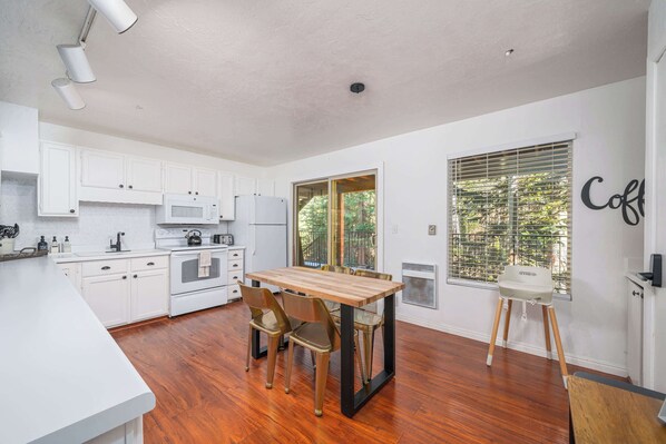 Frigorífic, microones, placa de cuina i rentaplats 