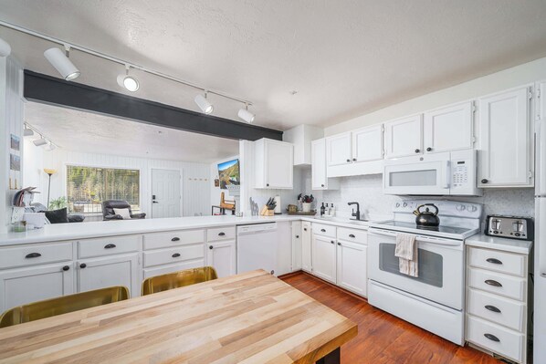 Fridge, microwave, stovetop, dishwasher - Ski-In/Ski-Out | Sleeps 10 | Cozy Fireplace (Brian Head)