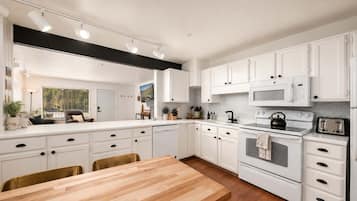Geladeira, micro-ondas, cooktop, lava-louças