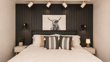 Un dormitorio con una cama, una obra de arte de un toro en la pared, lámparas de noche y una planta en maceta.