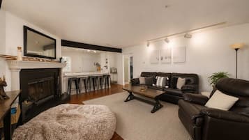 TV, fireplace