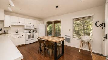 Fridge, microwave, stovetop, dishwasher