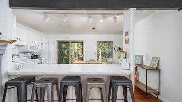 Fridge, microwave, stovetop, dishwasher