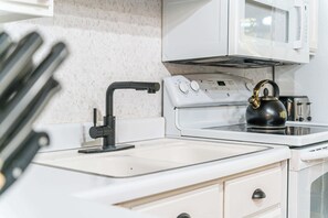 ثلاجة، ميكروويف، موقد طهي مسطح، غسالة أطباق