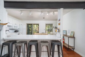 Fridge, microwave, stovetop, dishwasher - Ski-In/Ski-Out | Sleeps 10 | Cozy Fireplace (Brian Head)