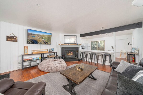 TV - Ski-In/Ski-Out | Sleeps 10 | Cozy Fireplace (Brian Head)