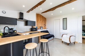 Køleskab, mikrobølgeovn, ovn, kogeplade