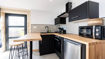 Een koelkast, een microgolfoven, een oven, een kookplaat