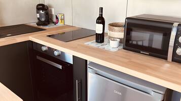 Een koelkast, een microgolfoven, een oven, een kookplaat