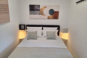 1 habitación y tabla de planchar con plancha 