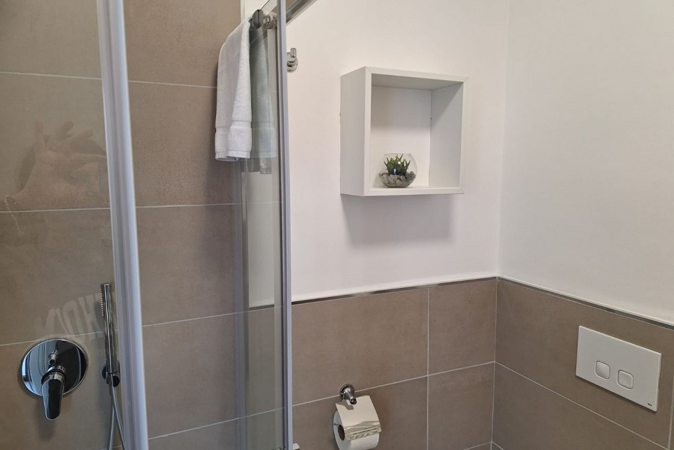 Douche, bidet, serviettes fournies