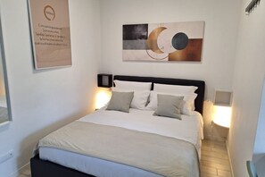 1 chambre, fer et planche à repasser
